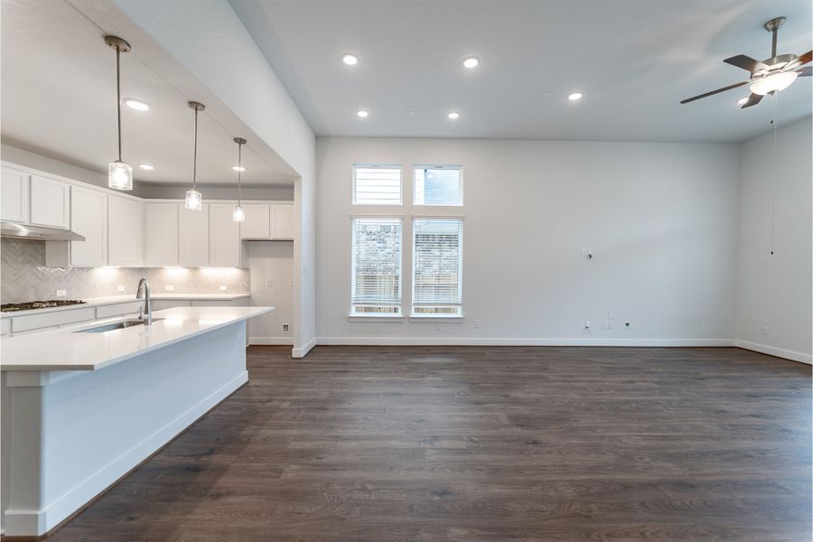 Spacious, unfurnished interior of a new home in Sunfield, Buda (Image 15).