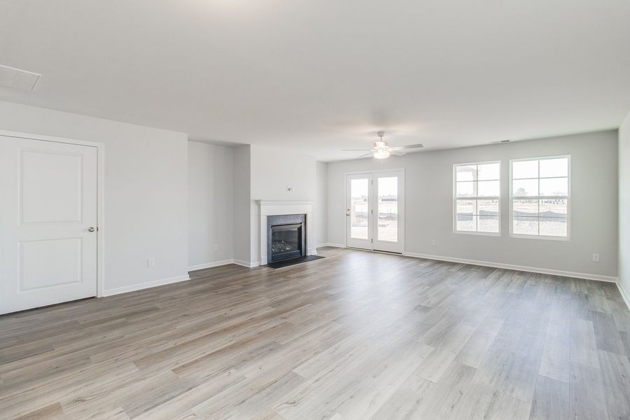 Spacious, unfurnished interior of a new home in Winston Point, Gilbert (Image 18).