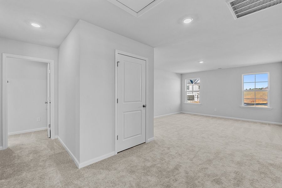 Spacious, unfurnished interior of a new home in Fieldstone, Lexington (Image 38).