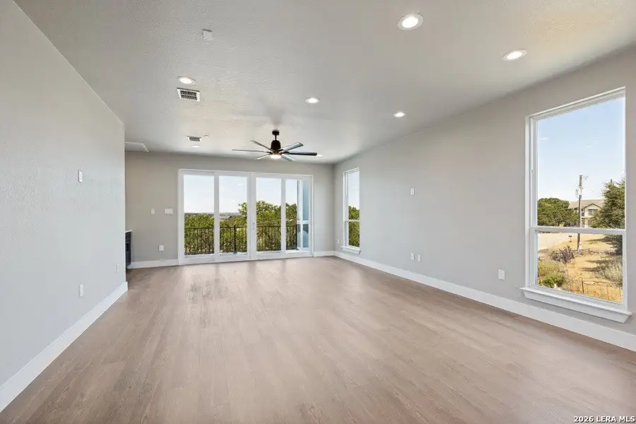 Spacious, unfurnished interior of a new home in , Canyon Lake (Image 18).