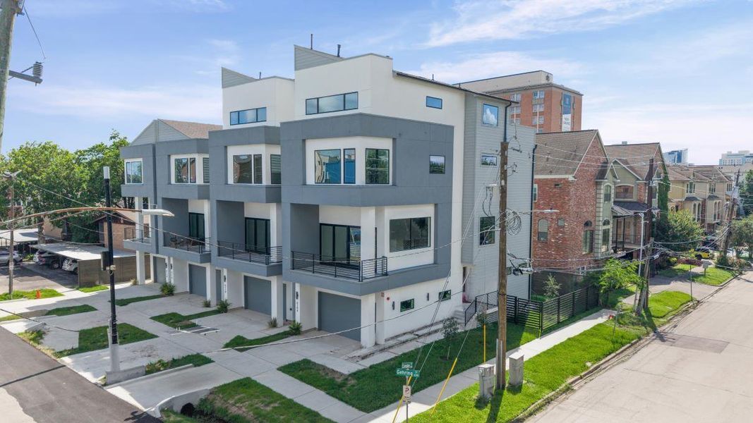 Condo located in Houston, TX showcasing its design and architecture (Image 6).
