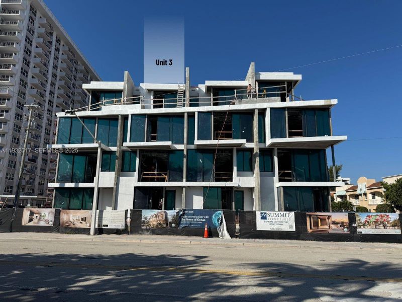 Condo located in Pompano Beach, FL showcasing its design and architecture (Image 4).