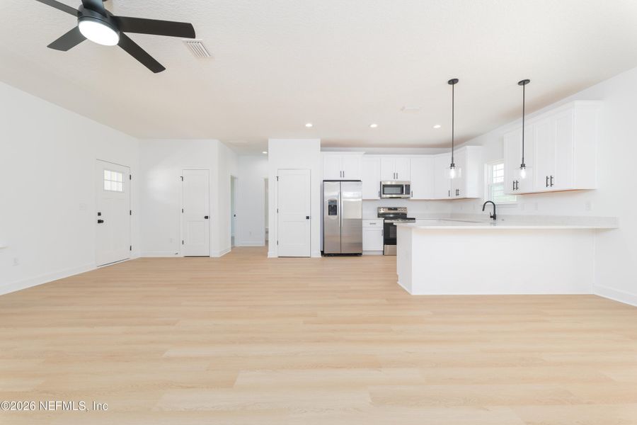 Spacious, unfurnished interior of a new home in , Middleburg (Image 11).