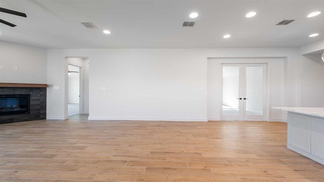 Spacious, unfurnished interior of a new home in Myrtle Creek 60', Waxahachie (Image 18).