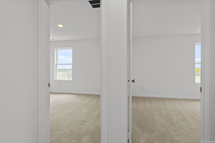 Spacious, unfurnished interior of a new home in Spring Grove, St. Hedwig (Image 18).