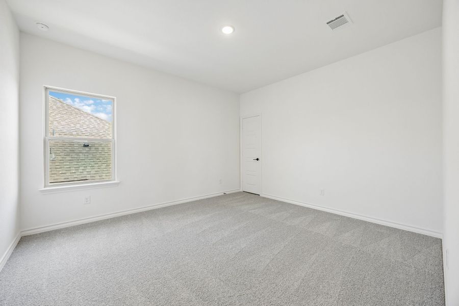Spacious, unfurnished interior of a new home in Country Lakes, Denton (Image 33).