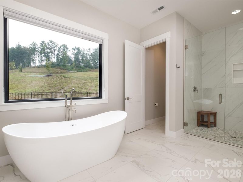 Primary en suite - soaking tub & tile shower