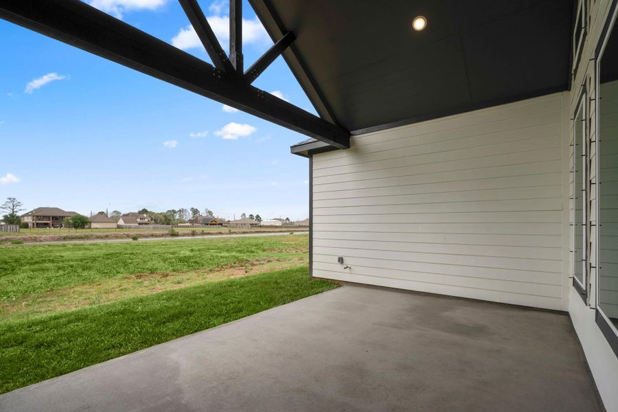 Exterior details and patio area of a home in Magnolia Bend, Rosharon (Image 4).
