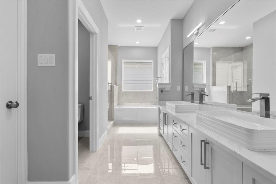 Primary Restroom - 3rd floor Primary Restroom - 3rd floor