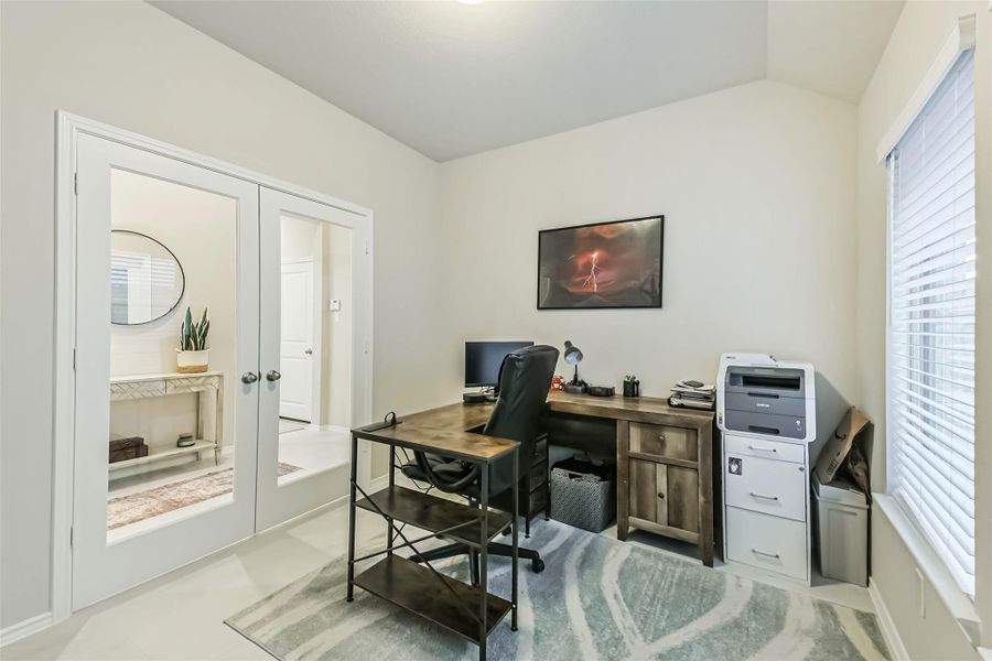 Furnished interior view inside a new home in Escondido 45', Magnolia (Image 31).