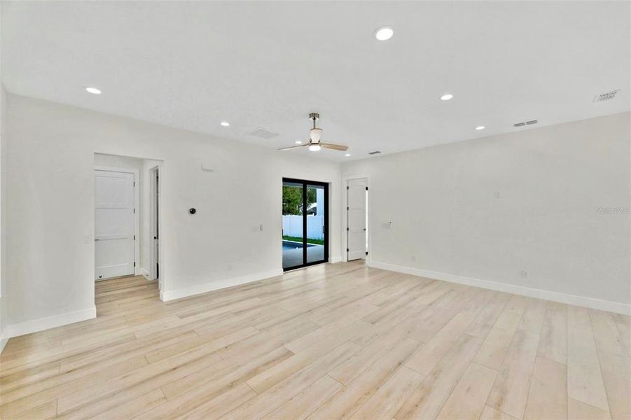 Spacious, unfurnished interior of a new home in , St. Petersburg (Image 36).