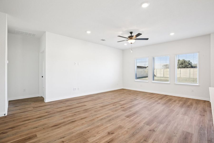 Spacious, unfurnished interior of a new home in Sonterra, Jarrell (Image 9).