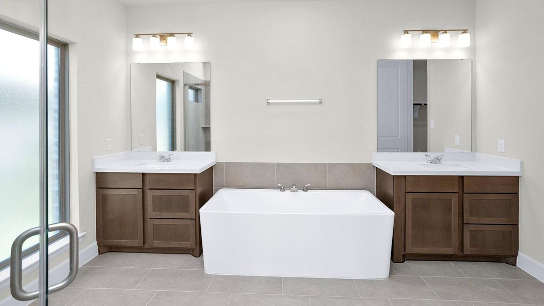 Furnished interior view inside a new home in Evergreen 50', Conroe (Image 1).