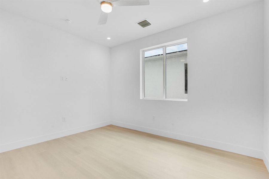 Spacious, unfurnished interior of a new home in , Fort Lauderdale (Image 19).