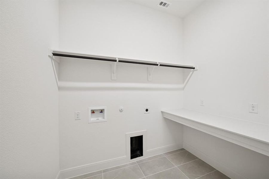 Spacious, unfurnished interior of a new home in Pecan Square - Gardens, Northlake (Image 25).