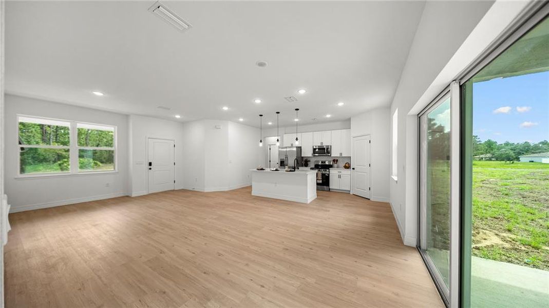 Spacious, unfurnished interior of a new home in , Citrus Springs (Image 20).