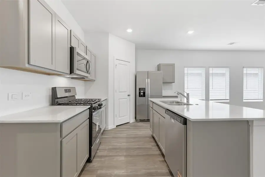 Kitchen w/refrigerator included Kitchen w/refrigerator included