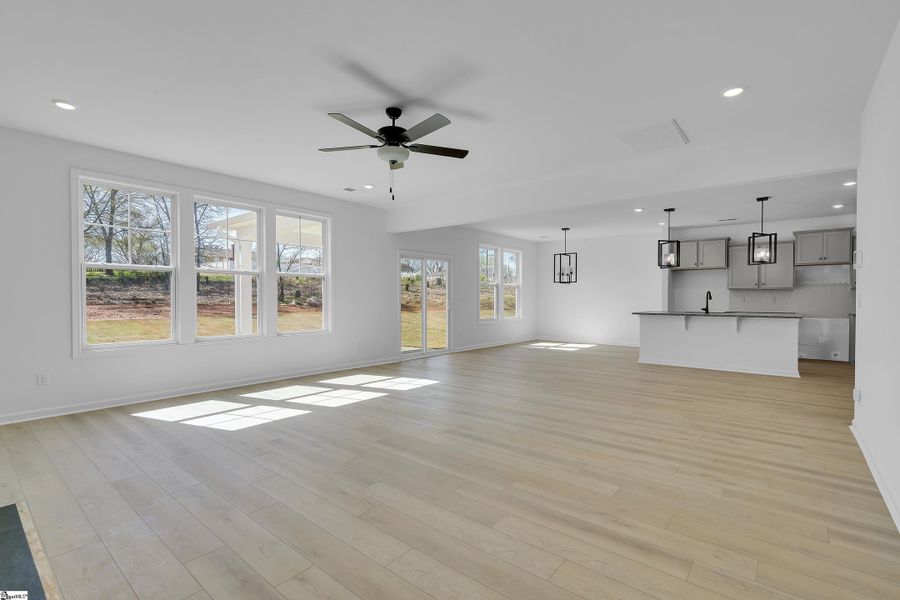 Spacious, unfurnished interior of a new home in Lynbrook, Boiling Springs (Image 20).