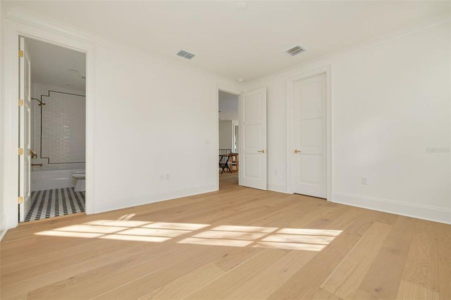 Spacious, unfurnished interior of a new home in , St. Petersburg (Image 27).