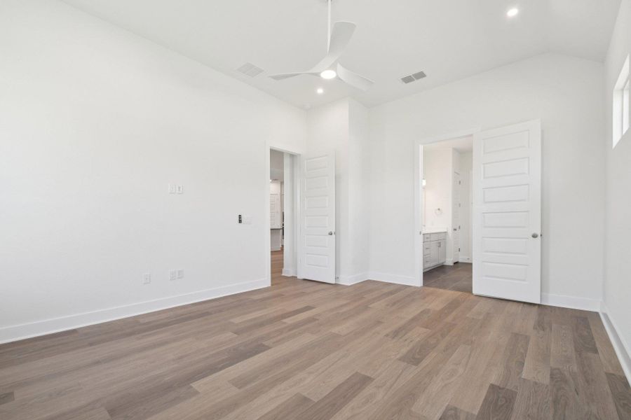 Spacious, unfurnished interior of a new home in Persimmon, Buda (Image 15).