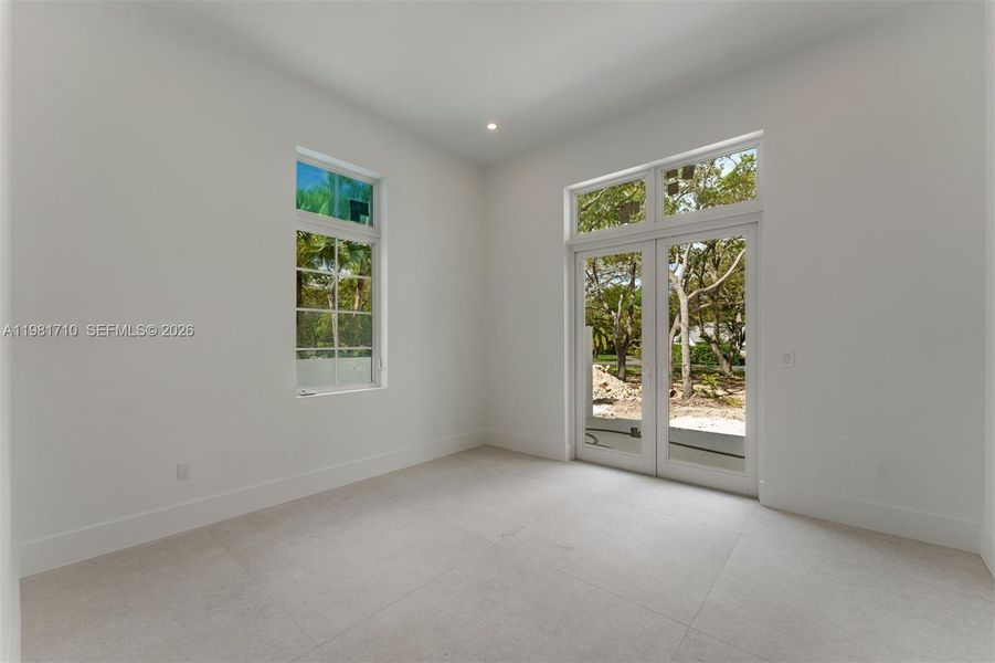 Spacious, unfurnished interior of a new home in , Palmetto Bay (Image 16).