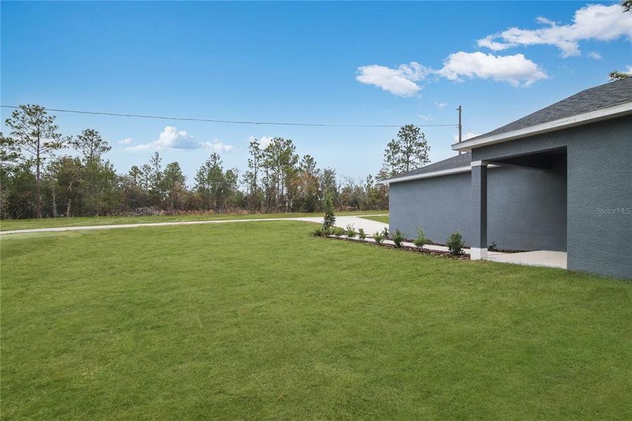 Exterior details and patio area of a home in Marion Oaks, Ocala (Image 3).