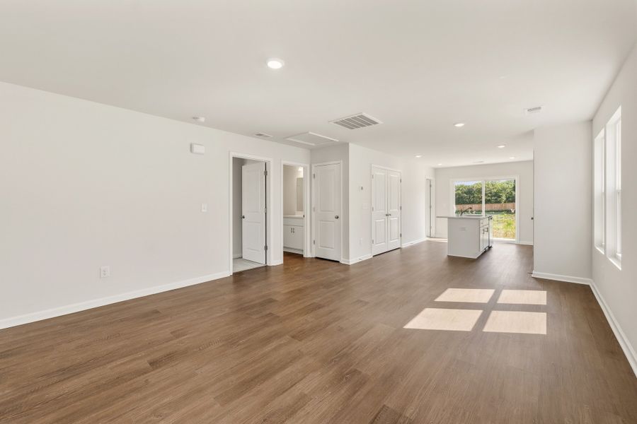 Spacious, unfurnished interior of a new home in Evergreen, Spartanburg (Image 10).