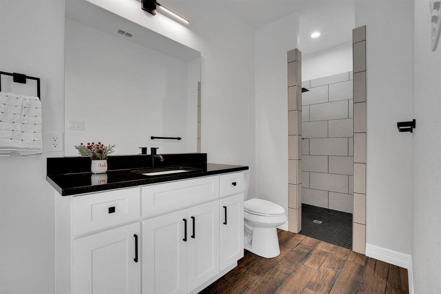 Furnished interior view inside a new home in , Waxahachie (Image 13).