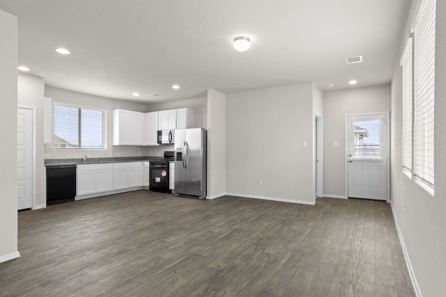 Spacious, unfurnished interior of a new home in Casetta Ranch, Kyle (Image 11).