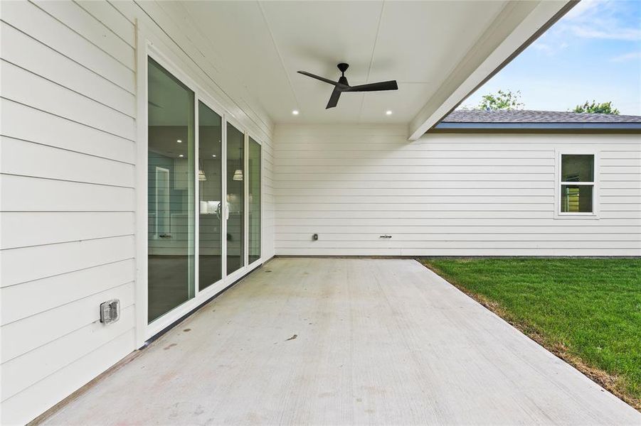 Exterior details and patio area of a home in , Dallas (Image 4).