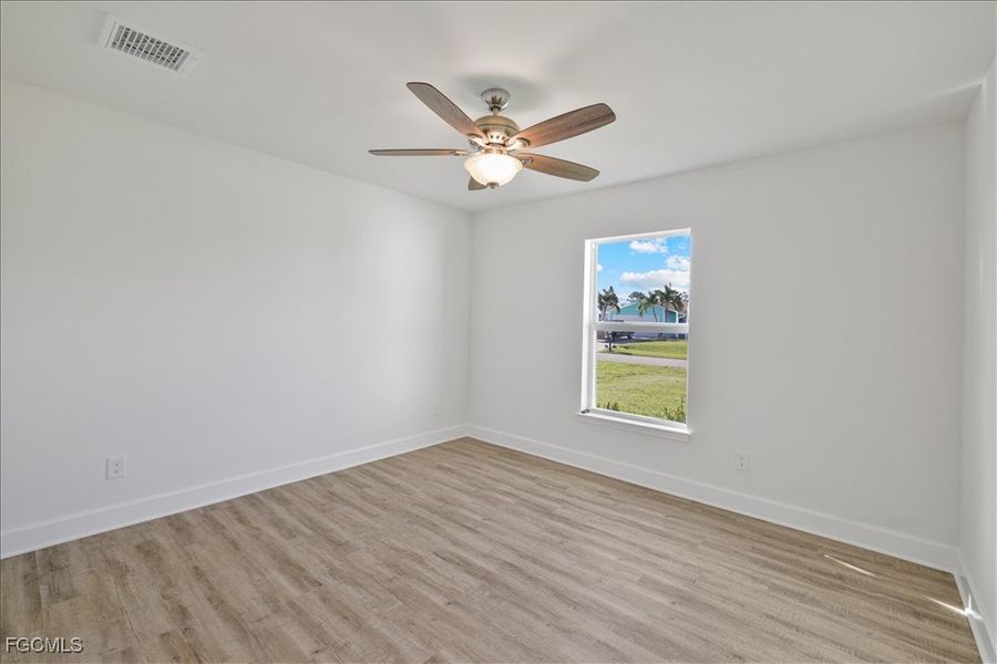 Spacious, unfurnished interior of a new home in Cape Coral, Cape Coral (Image 34).