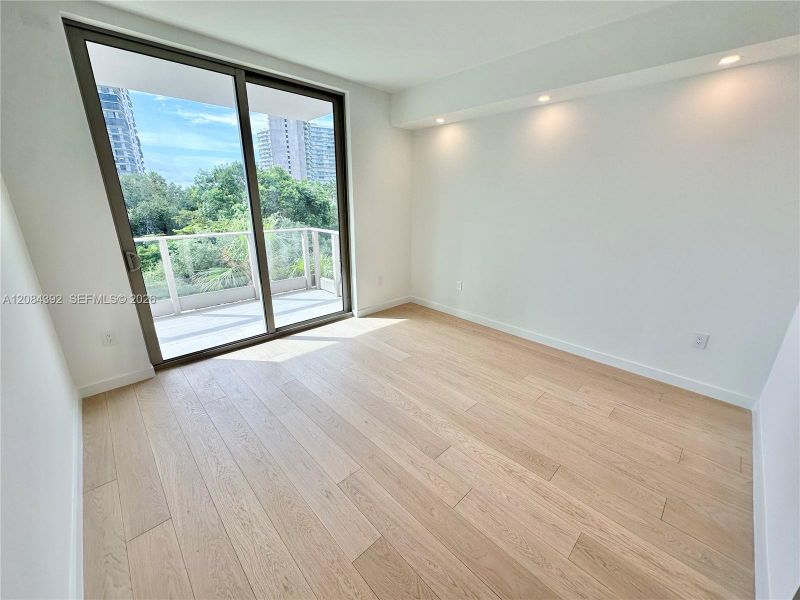 Spacious, unfurnished interior of a new home in , Miami (Image 25).