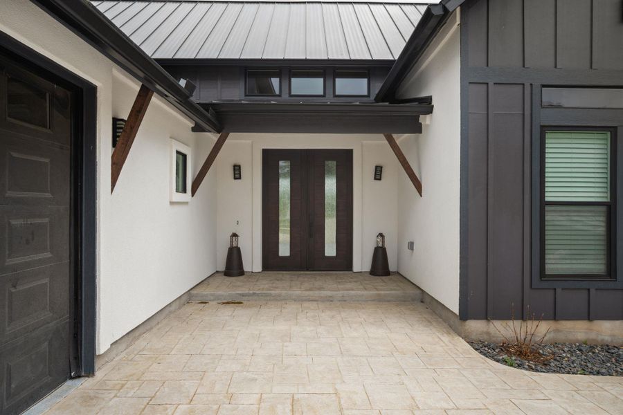 Exterior details and patio area of a home in , Buchanan Dam (Image 3).