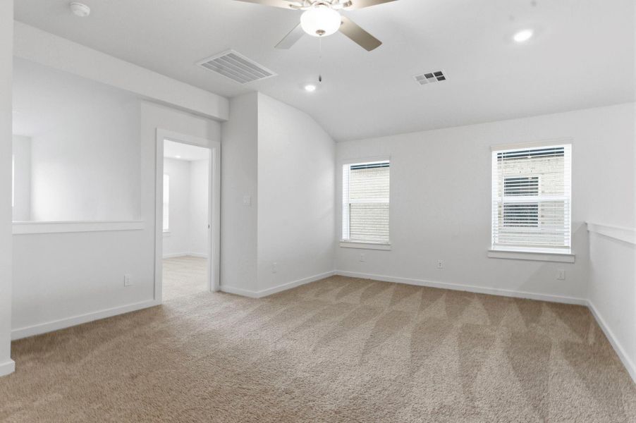 Spacious, unfurnished interior of a new home in , Iowa Colony (Image 21).