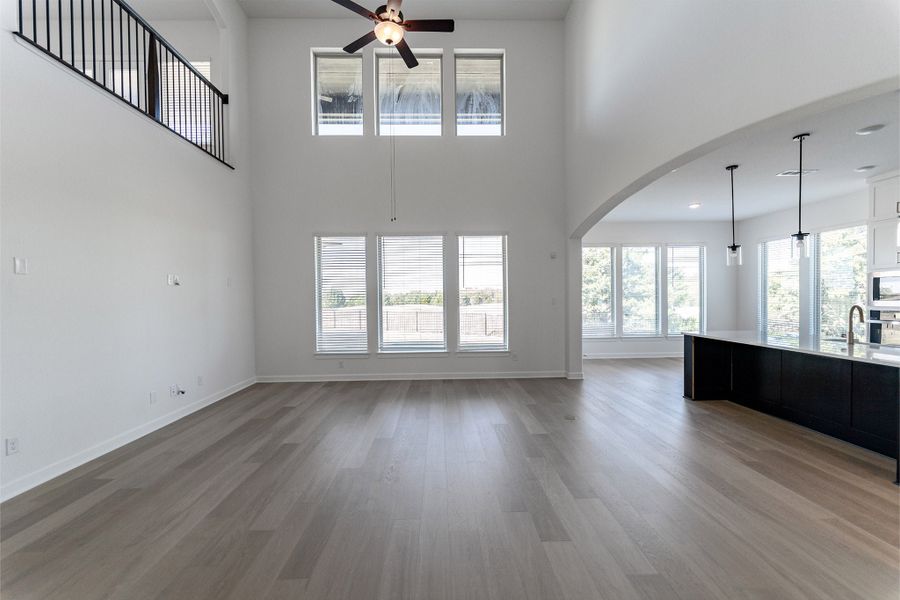 Spacious, unfurnished interior of a new home in Heath Golf & Yacht Club, Heath (Image 55).