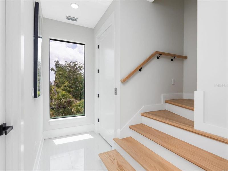 Spacious, unfurnished interior of a new home in , Sarasota (Image 20).