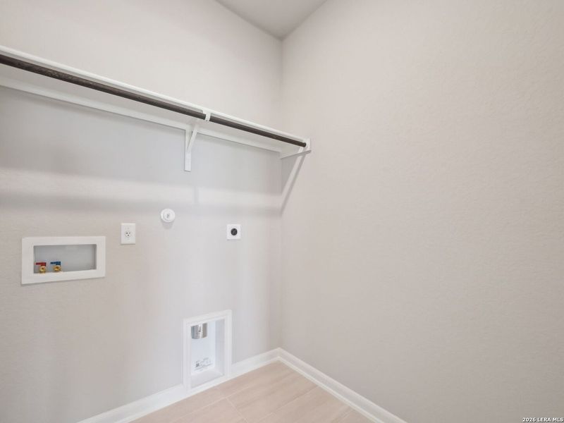 Spacious, unfurnished interior of a new home in Royal Crest, San Antonio (Image 18).