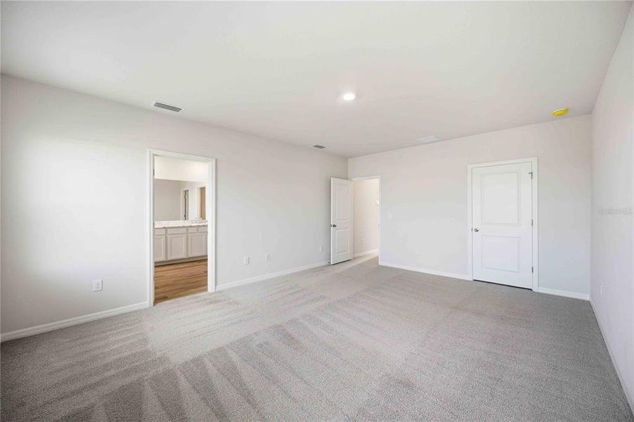 Spacious, unfurnished interior of a new home in Coddington, Bradenton (Image 55).