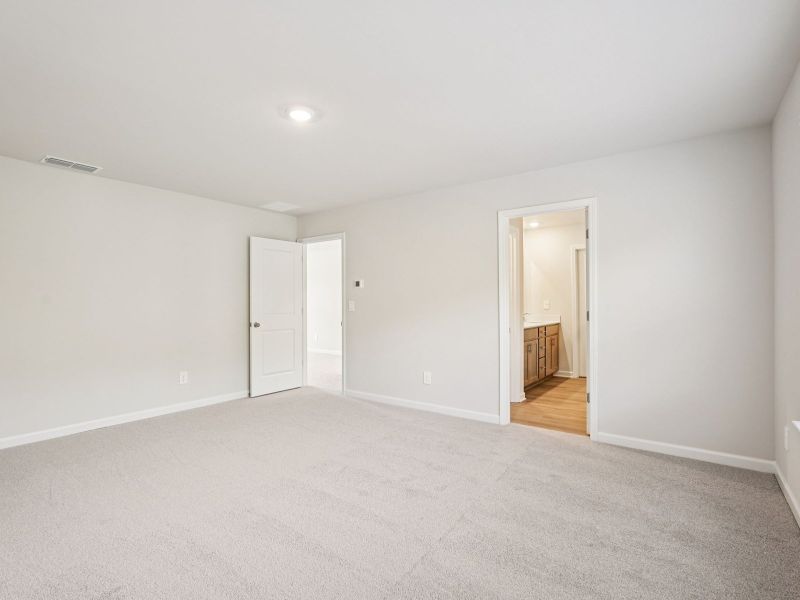 Spacious, unfurnished interior of a new home in Ivey Township, Dallas (Image 15).
