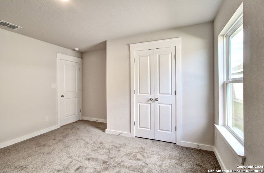 Spacious, unfurnished interior of a new home in Cloud Country, New Braunfels (Image 12).