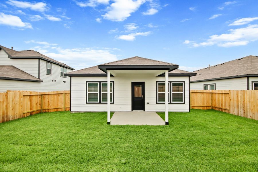 Exterior details and patio area of a home in Lexington Heights, Willis (Image 3).