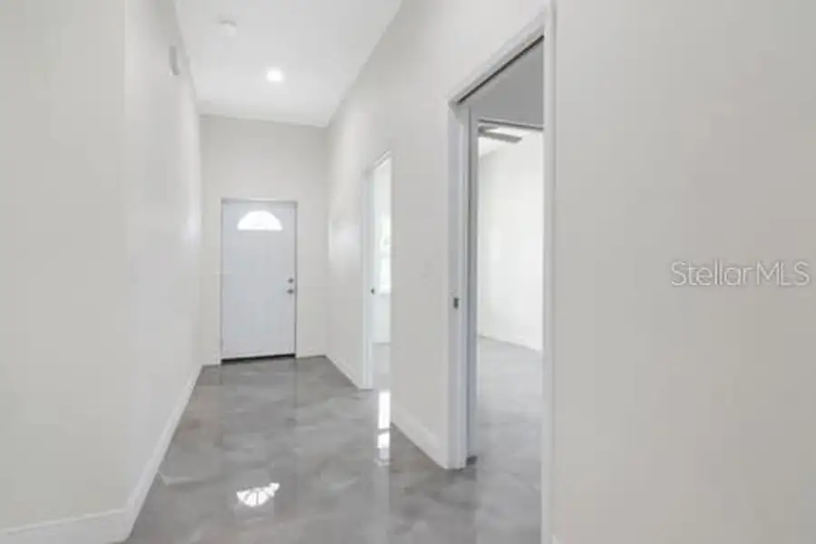 Spacious, unfurnished interior of a new home in , Tampa (Image 29).