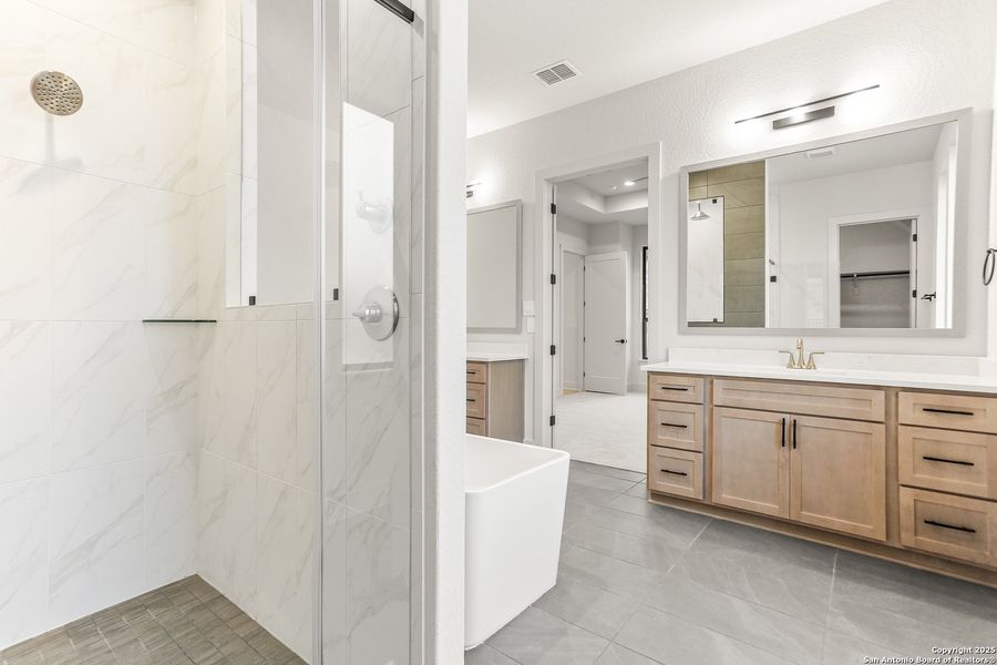 Furnished interior view inside a new home in Esperanza - 70', Boerne (Image 10).