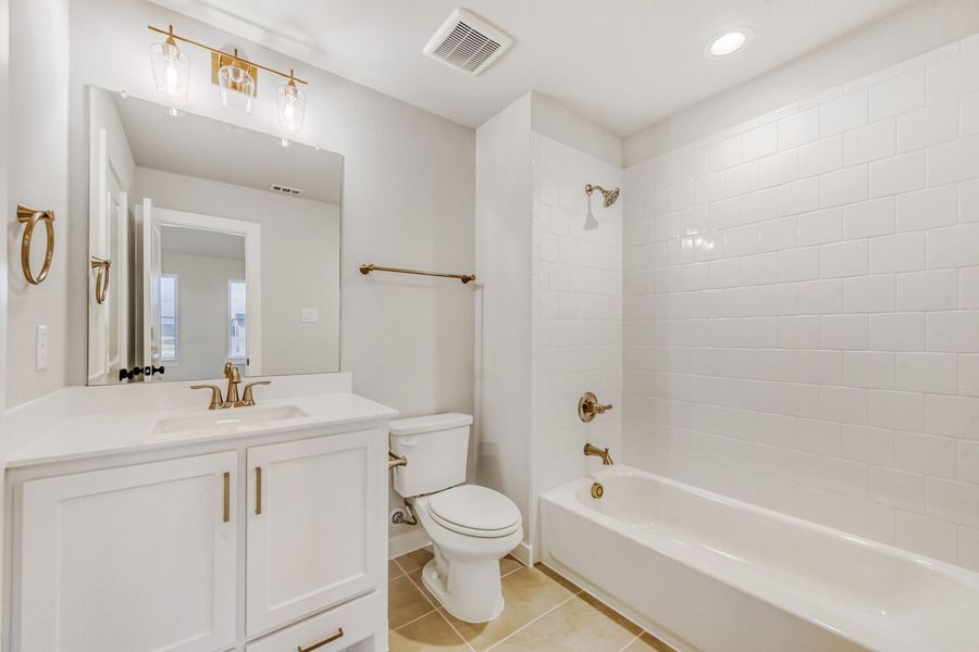 807 Open Range - Full Bathroom