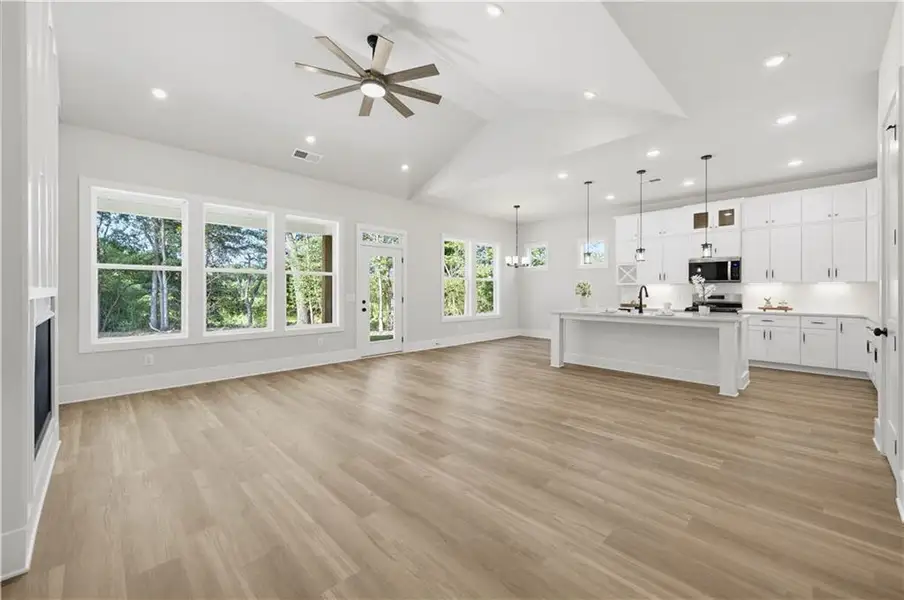 Spacious, unfurnished interior of a new home in , Gainesville (Image 19).