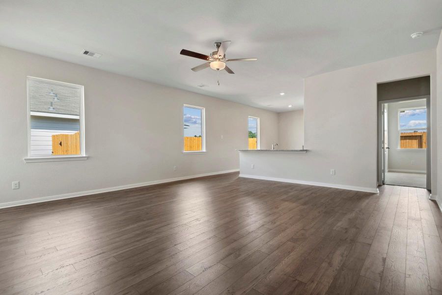 Spacious, unfurnished interior of a new home in Sweetwater Ridge, Conroe (Image 10). Spacious, unfurnished interior of a new home in Sweetwater Ridge, Conroe (Image 10).