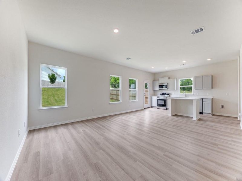 Spacious, unfurnished interior of a new home in Hanolley Hills, Sherman (Image 11).