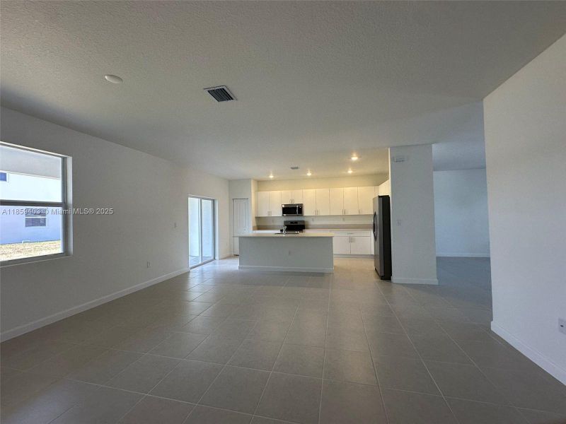 Spacious, unfurnished interior of a new home in Hawthorne at Galiano Pointe, Miami (Image 24).