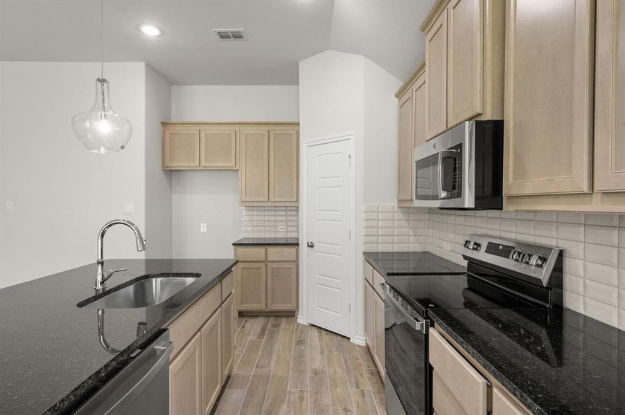 1132 Avery-Kitchen-3