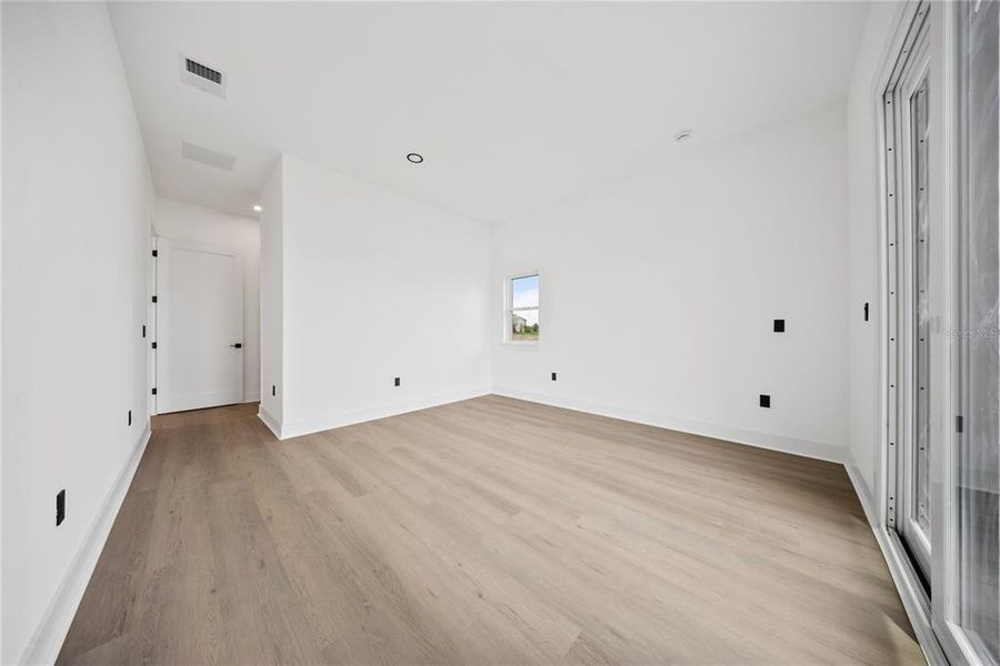 Spacious, unfurnished interior of a new home in , Lake Alfred (Image 53).